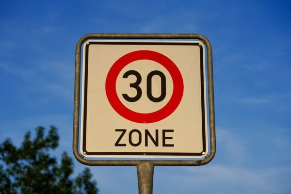 Schild, Straßenschild, Zone 30 - (c) Pixabay